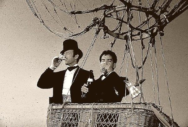 Fotograma de la pelicula La vuelta al mundo en 80 días donde aparece Cantinflas