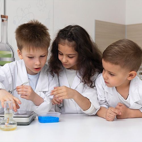 NIños haciendo un experimento científico peligroso