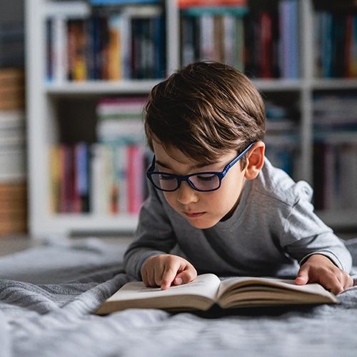 Niño en su rincón de lectura