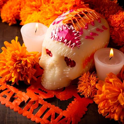 Calavera de azúcar en ofreda de Día de Muertos.