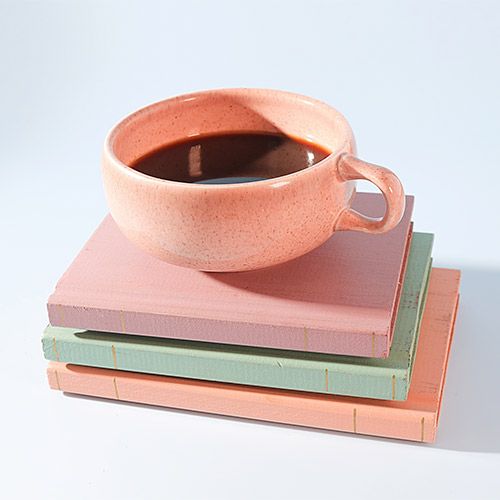 Taza de café sobre libros