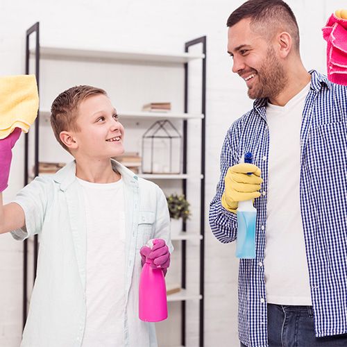 Papá e hijo limpiando la casa