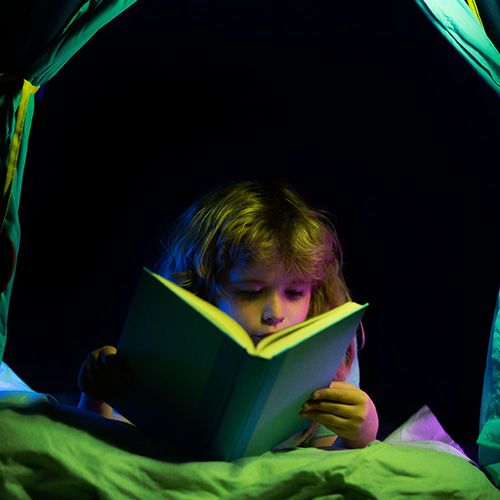Niña leyendo un libro