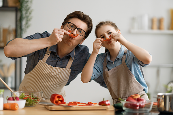 padre e hija en la cocina