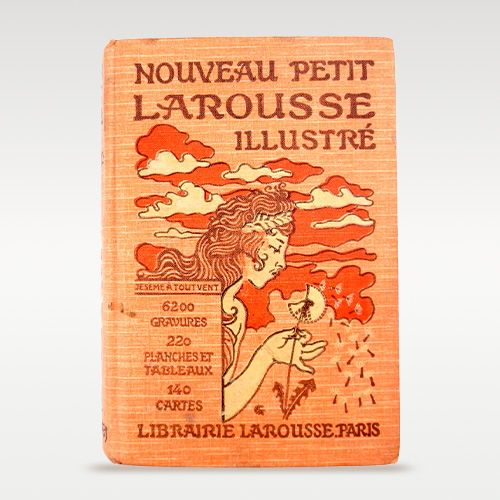La portada de un libro antiguo en tonos rojizos y anaranjados, titulado "NOUVEAU PETIT LAROUSSE ILLUSTRÉ".